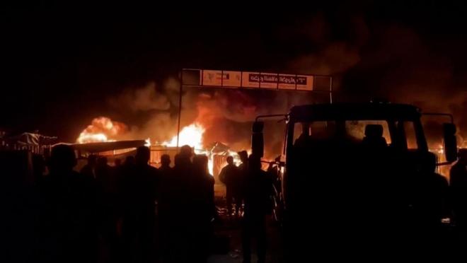 法媒：巴黎球迷今天凌晨在巴萨入住的酒店附近燃放烟花
